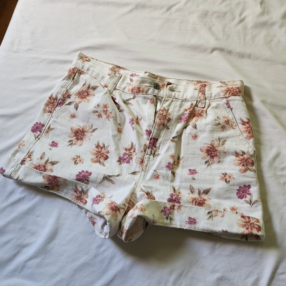 American Eagle flower high waist shorts